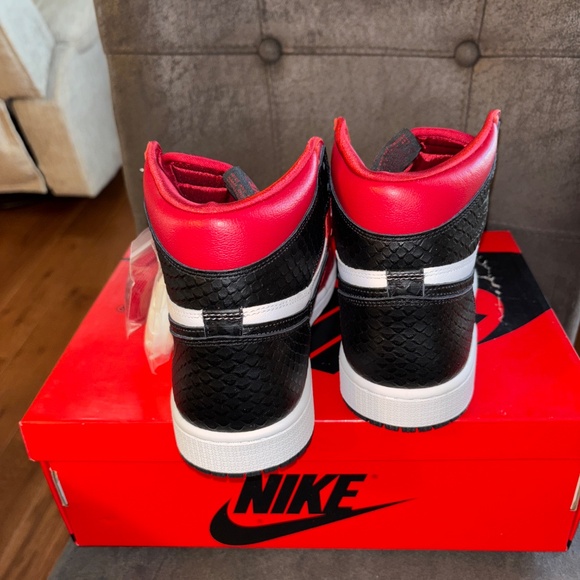 NIB NEW Women’s Nike Air Jordan 1 Retro High OG Satin Snake Sneakers 10 - Picture 4 of 6